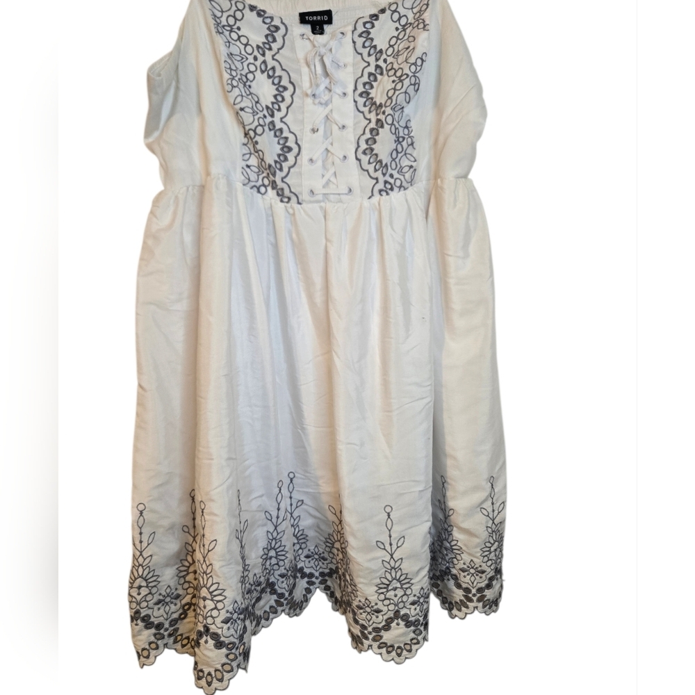 Torrid White Dress with Gray Embroidery Size 2 - Picture 3 of 5